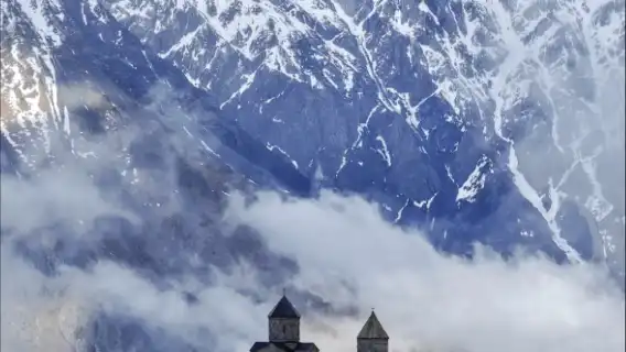 จากทบิลิซีไปยังคาซเบกิสถาน พบกับโบสถ์บนภูเขาที่ปกคลุมไปด้วยหิมะ และเช็คอินทิวทัศน์อันสวยงามเช่นเดียวกับ Lonely Planet