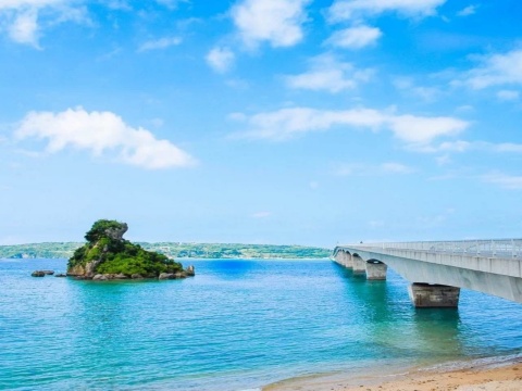 日本沖繩北部萬座毛海洋博公園美國村中文拼團一日遊