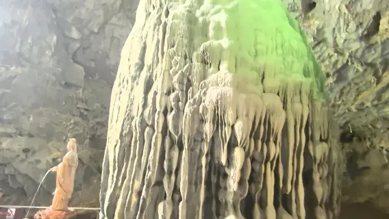 (Hechi) Tour di un giorno alla Grotta Baimo di Bama + Villaggio della Longevità + Fiume Panyang + Fonte della Cultura Renshou con servizio in cinese e inglese (esclusi i biglietti d'ingresso)