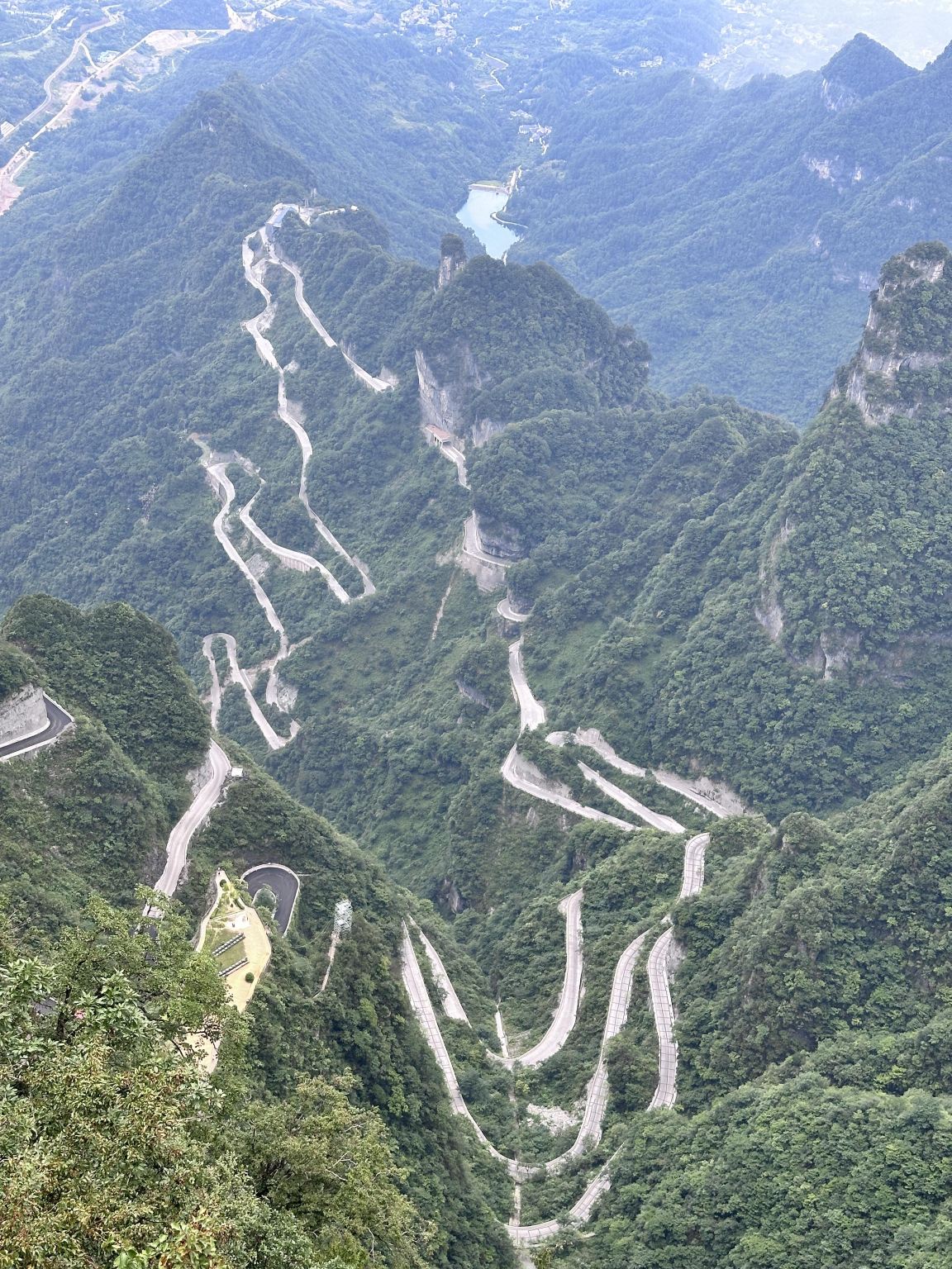 Tour di un giorno a Zhangjiajie per il Parco Nazionale Forestale della Montagna Tianmen e le 72 Torri Misteriose, con servizio di accompagnamento in inglese per l'escursione.