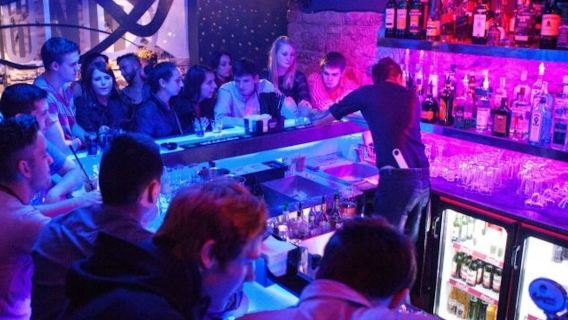 Praga: tour dei pub con bevande + ingresso a Karlovy Lazne