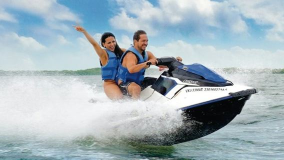 坎昆：Waverunner 摩托艇潟湖