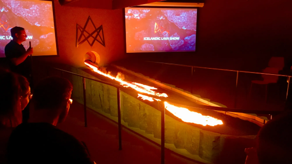 冰島維克小鎮探索與熔岩秀體驗 中文包車一日遊