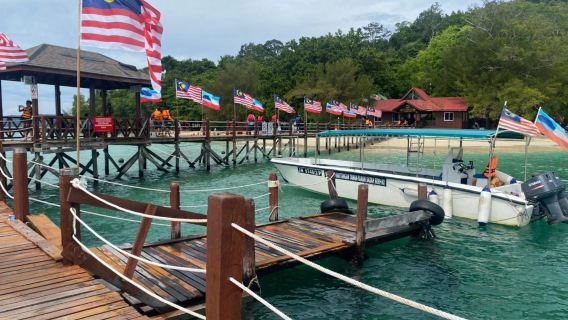 TWIN EILANDEN: SAPI & MANUKAN MET ZONSONDERGANG PEDDELBOARD OP TG ARU STRAND