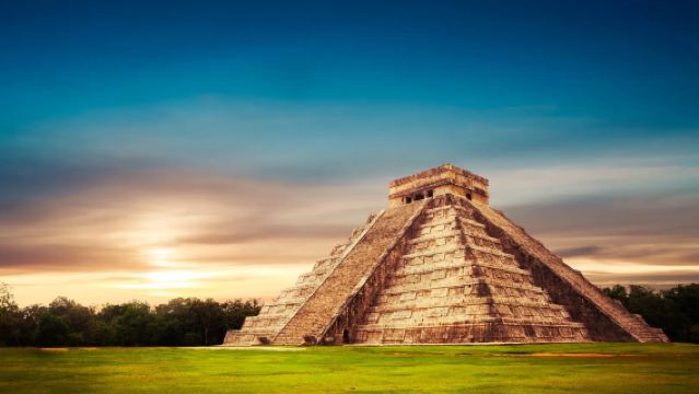 Eendaagse groepstour met samengestelde individuele reizigers naar de oude Maya-stad Chichén Itzá + Ik Kil vanuit Cancún, Mexico, inclusief heen- en terugreis