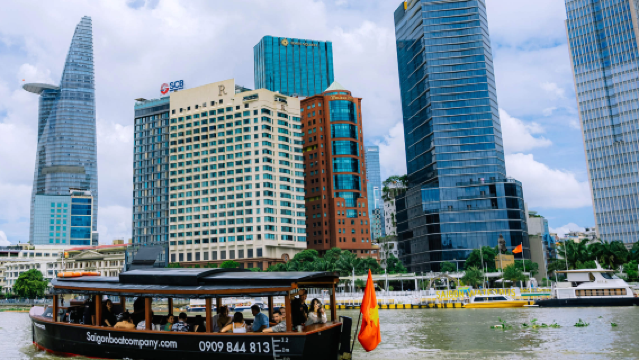 Crucero turístico de lujo por el río Saigón en Vietnam