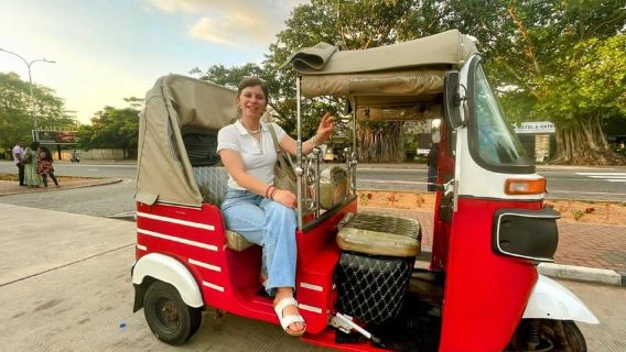 Colombo: Forgotten Colombo Tuk Tuk Tour with Tea Tasting