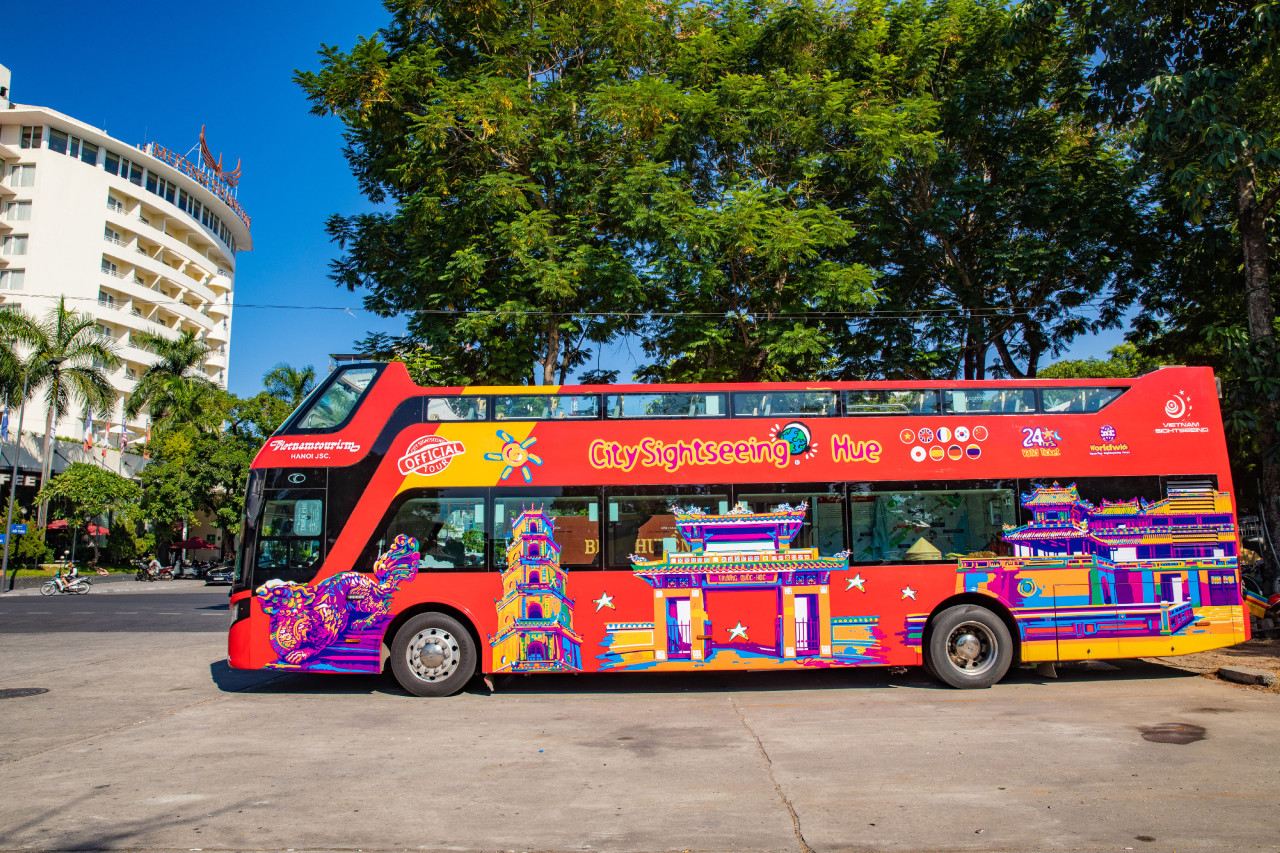 Bus hop-on hop-off a due piani City Sightseeing a Hue, Vietnam
