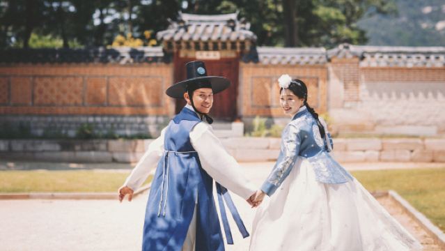 Gyeongbokgung Palace Hanbok Photo Shoot: Hanbok Experience & Professional Photography Service
