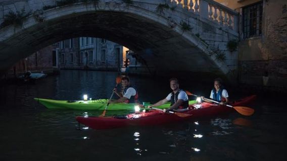 Venice: Guided Canal Kayak Tour at Day, Night, or Sunset