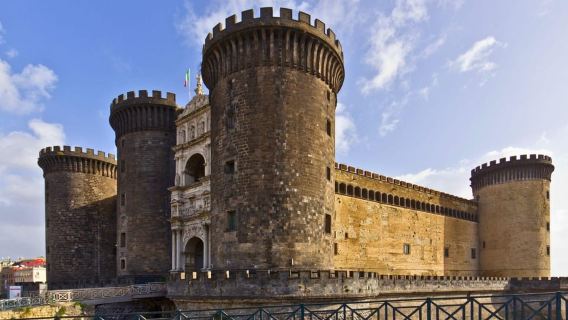 Naples: tour between Maschio Angioino and Plebiscito square