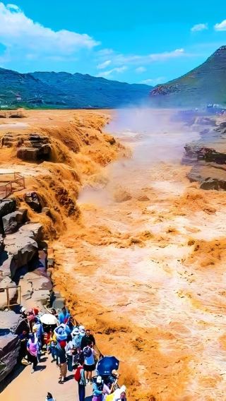 One-day tour of Hukou Waterfall on the Yellow River in Yan'an, Shaanxi Province. Pick-up service within Xi'an's Third Ring Road. Includes entrance fee and lunch.
