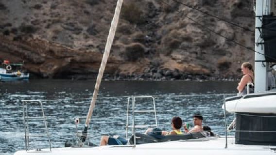 Santorini: Catamaran Caldera Cruise with Meal and Drinks