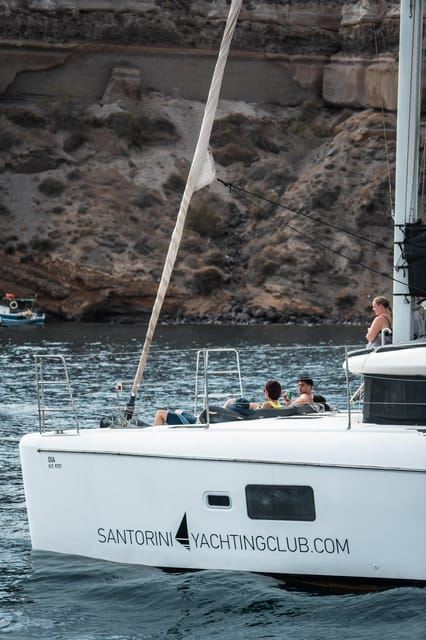 Santorini: Catamaran Caldera Cruise with Meal and Drinks