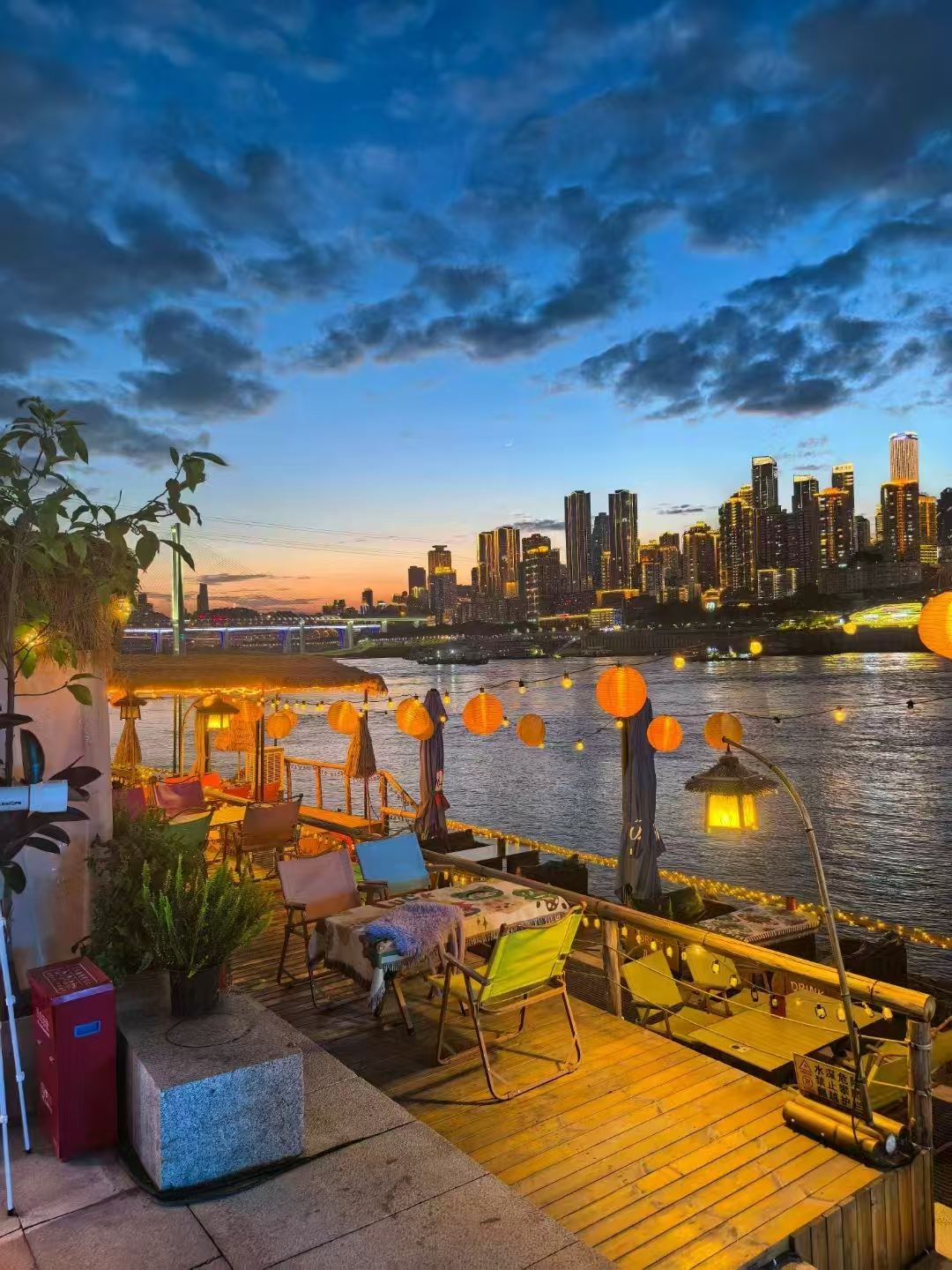 Chongqing Xike Xiaoguan (vistas del río Jialing + té alrededor de la estufa + asado y té + rincón secreto de embriaguez en la ciudad montañosa)