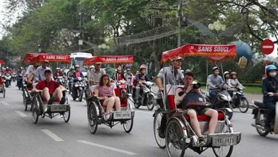 Bat Trang Village – Train Street – Egg Coffee & Rickshaw Half Day Tour