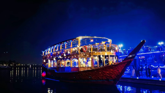 Crucero nocturno por el río Dubái, disfrutando de las vistas del río y el paisaje nocturno, buffet, espectáculo de Tanura, opción con traslado/plaza en segunda cubierta.
