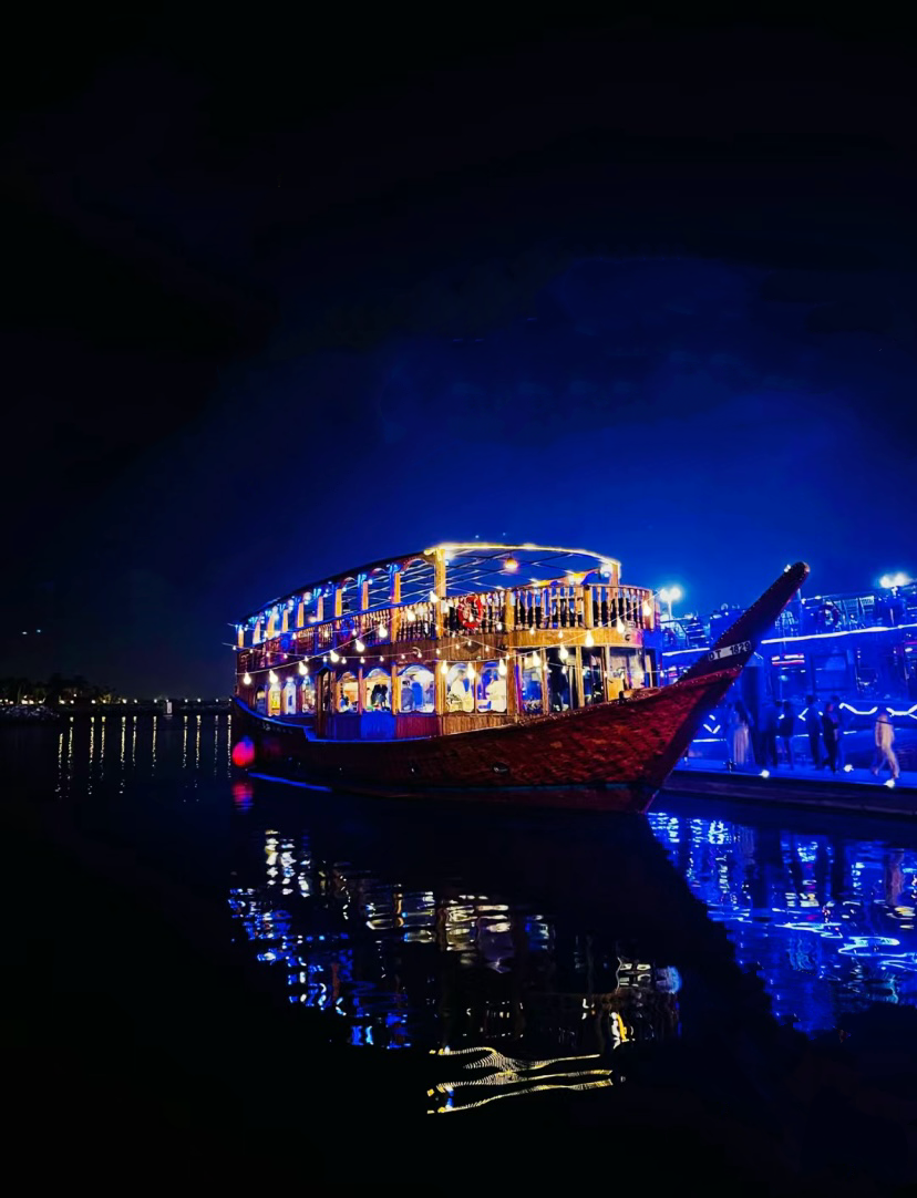 ドバイ・クリークナイトクルーズ 川辺の風景と夜景を楽しむ ビュッフェスタイルディナー タヌーラショー鑑賞 送迎付きオプション/2階席選択可能