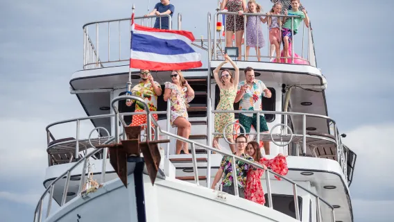 Crociera al tramonto con cena a base di BBQ e musica