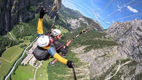 Mürren : parapente au-dessus des falaises et des cascades de Lauterbrunnen