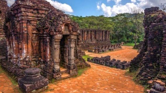 Hoi An: Perjalanan petang ke My Son Sanctuary & Sunset Cruise