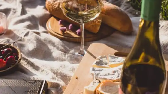 シャモニー：スノーシューイングと地元産チーズ＆ワインの試飲