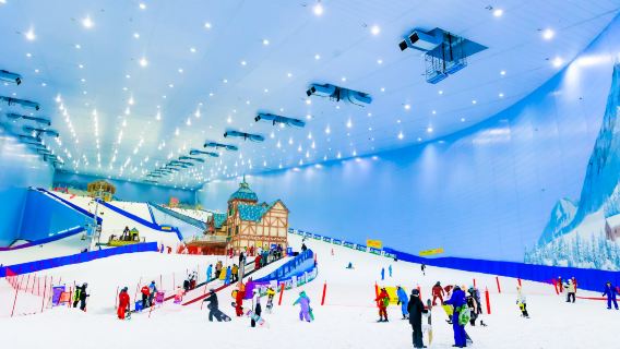 Guangzhou Sunac Flower Town Hotel - Yuexue: 1 Night Stay + Double Buffet Breakfast + Unlimited Beginner Slope Skiing for Two