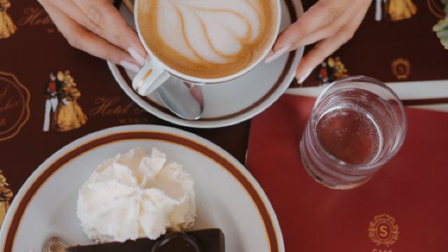 Wenen Outlet Shopping: Shuttle Bus Pakket naar McArthurGlen Parndorf - Geniet van Sachertorte