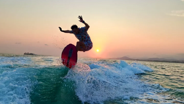 海口尾波衝浪【專業豪華造浪艇+資深教練+簡單易上手】