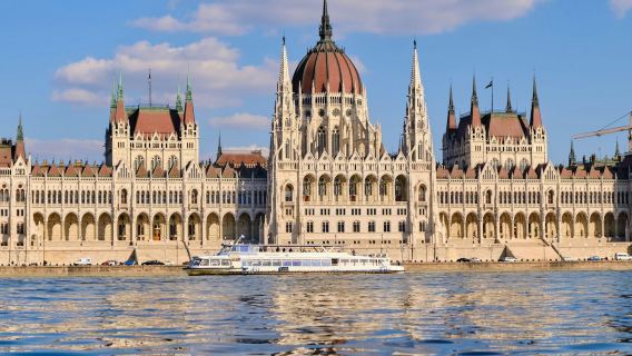 Budapest: Hop-on Hop-off Sightseeing Cruise + Audio Guide + 1 Drink