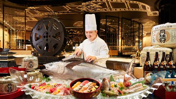 Macau „The House of Dancing Water“-Show + Sternen-Restaurant Abendbuffet-Paket selbstgeführte Tour