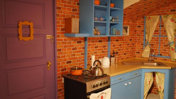 Budapest: 90s Sitcom Escape Room Adventure with Drinks