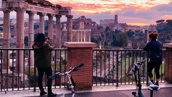 Рим: тур на электровелосипедах на рассвете с итальянским завтраком