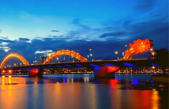 峴港夜間美食觀光遊與奧黛騎手同行