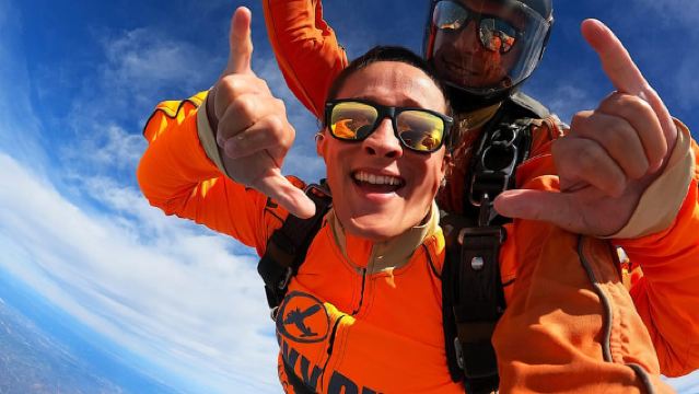 สกายไดว์อัลการ์ฟ: การกระโดดร่มแบบแทนเด็มที่ความสูง 10,000 ฟุต (สูงสุด 15,000 ฟุต)