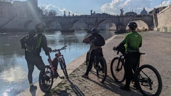 Roma: Recorrido en bicicleta eléctrica por el río Tíber > Joyas ocultas y delicias locales