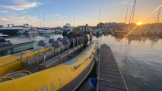 Vilamoura: Boat tour trough Algarve Coastline Highlights
