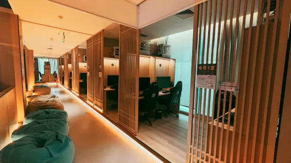 Aquila Hot Springs (válido toda la semana) Entrada de 16 horas + acceso ilimitado a juegos + alojamiento gratuito