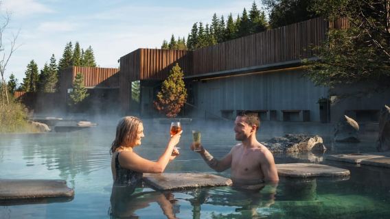 Akureyri: Eintritt zur Waldlagune inklusive Handtuch und Getränk