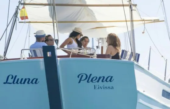 伊維薩：私人帆船配備高級開放式酒吧、美食及音樂