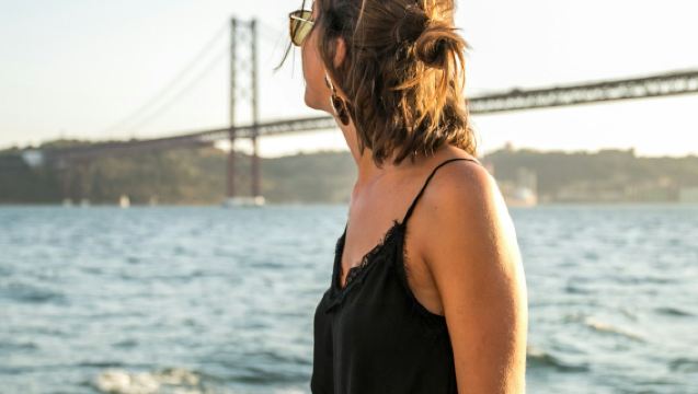 ลิสบอน: ตั๋วล่องเรือชมพระอาทิตย์ตกที่แม่น้ำตาจัส + ดนตรีสด + เครื่องดื่ม