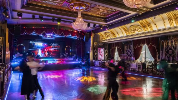 Curso de baile en el Paramount de Shanghái + cena personalizada + espectáculo de canto y baile + visita guiada con explicaciones históricas