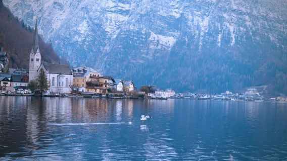 オーストリア・ザルツブルク発 ハルシュタット専用車ツアー - 「絵葉書の町」を散策