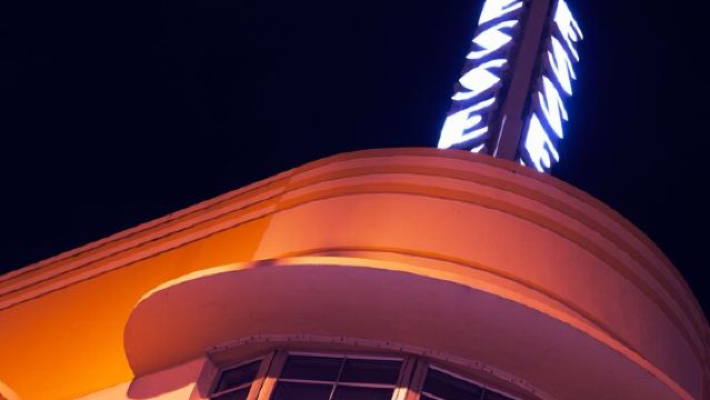 Award-winning Art Deco & Neon Lights Walking Tour in Miami Beach