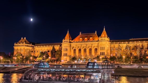 entrada del paseo turístico en barco por el Danubio en Budapest, Hungría (visita nocturna + audioguía + bebida de bienvenida)