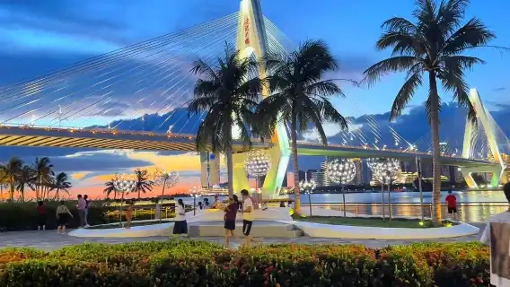 ทัวร์วันเดียว/ทัวร์หลายวัน ห้องสมุด Haikou Yundong + หาด Xixiu + สวน Century Bridge ( มีบริการภาษาอังกฤษ)