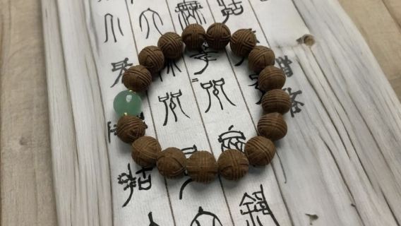 Stellen Sie Ihr eigenes Räucherperlenarmband im Zentrum von Shanghai her