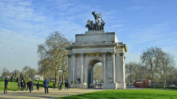 Buckingham Palace: Royal History Semi Private Guided Tour + Entry Ticket