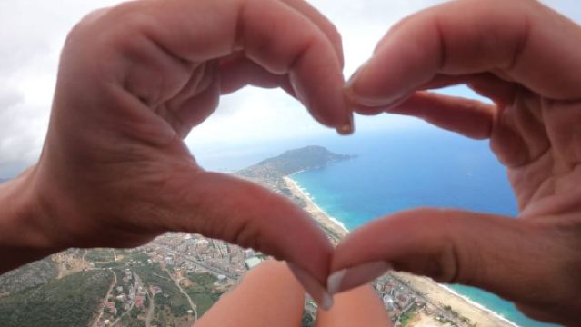 Alanya: Tandemparagliding vanaf 700m met ontmoeting of ophalen