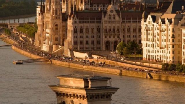 匈牙利布達佩斯多瑙河觀光-賽切尼溫泉浴場-布達城堡-包車私享